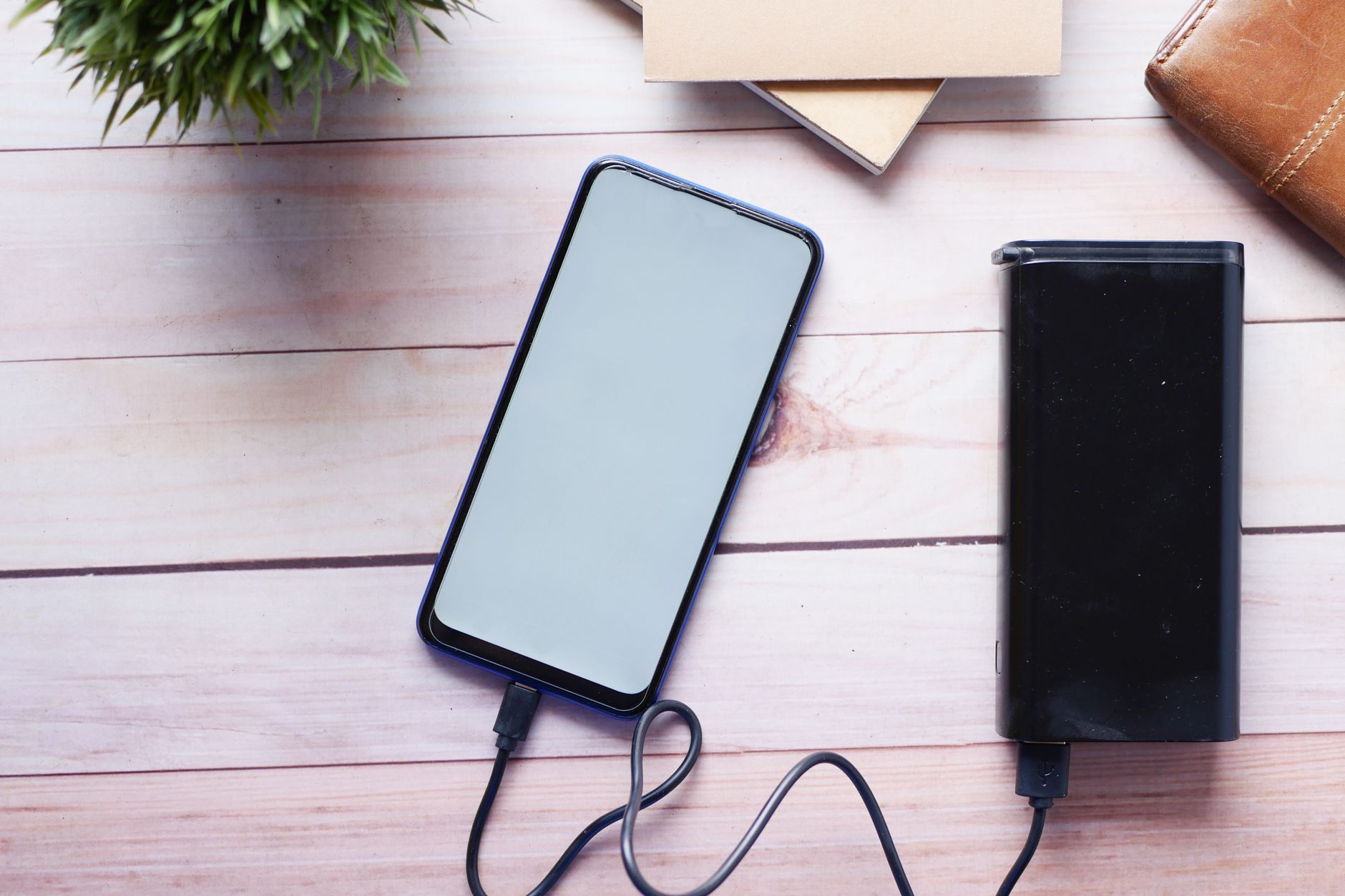 Powerbank im Flugzeug 2026: Handgepäck, Wattstunden und wer die Nutzung an Bord verbietet