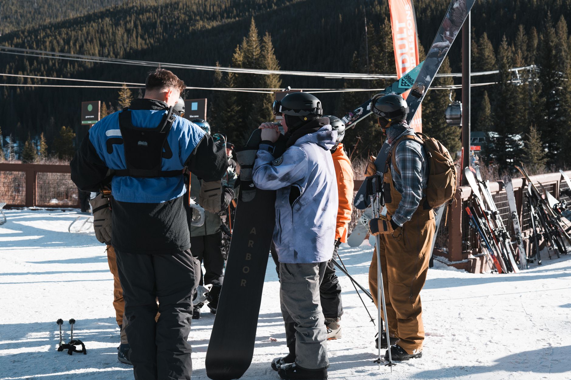 Sportgepäck im Flugzeug 2026: Ski, Fahrrad, Golf und Surfbrett – Preise und Regeln von fünf Airlines